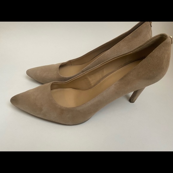 Michael Kors Beige Suede Closed Pointy Toe Suede Heels 3.5inc SZ 9.5 - Picture 10 of 10